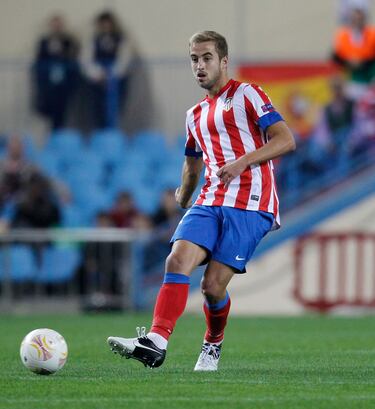 Central nacido en Castillo de Bayuela, Toledo, entró en las categorías inferiores del Atlético contando con 10 años de edad. Fichó por el Madrid al quedar libre. No llegó a debutar con la primera plantilla. Un año después fue despedido del conjunto blanco por su negativa a ampliar contrato y marcharse cedido al club que el Madrid consideraba más adecuado.