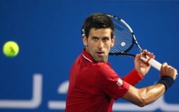 Novak Djokovic derrotó a Stanislas Wawrinka y jugará la final del torneo de exhibición Abu Dhabi con Andy Murray que derrotó a Rafael Nadal. 