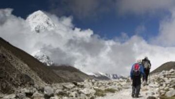 EL TECHO DEL MUNDO. Miembros de la Expedici&oacute;n Diab&eacute;ticos en el Everest 2014 caminan hacia el campo base de la monta&ntilde;a m&aacute;s alta del planeta.
 