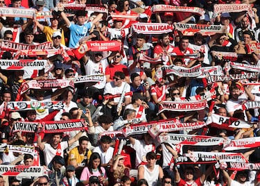 Afición del Rayo Vallecano animando a su equipo durante la primera parte de juego.