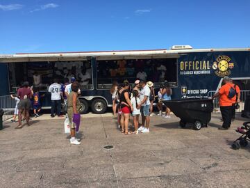 Los aficionados del FC Barcelona y Real Madrid estuvieron presentes en Casa Clásico para que Miami se tiñera de blaugrana y blanco.