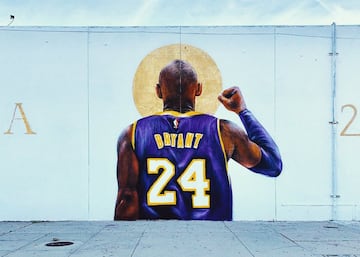 El tr¨¢gico final de Kobe Bryant sacudi¨® a la NBA y a todo el mundo del deporte. A ra¨ªz de su accidente, los murales sobre el jugador crecieron exponencialmente. El epicentro se situ¨® en California (s¨®lo all¨ª se alcanzan los 250), pero su onda expansiva lleg¨® hasta M¨¦xico, Puerto Rico, Brasil, Argentina, Senegal, Ghana, Uganda, Sud¨¢frica, Emiratos, India, China, Jap¨®n, Australia, Espa?a, Francia, Alemania, Italia, Grecia... Gracias a https://www.kobemural.com/ se puede conocer en qu¨¦ puntos exactos hay graffitis de la leyenda de Los Lakers y se promueve su creaci¨®n. No s¨®lo los muros sirven de lienzo esta vez, dado que tambi¨¦n hay intervenciones en el suelo para que pueda verse la panor¨¢mica de su figura desde el cielo.