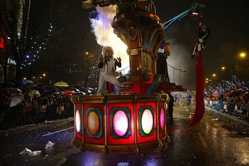 Miles de niños participan en la cabalgata de los Reyes Magos de Madrid, que este año ofrece un homenaje especial al mundo de los inventores.