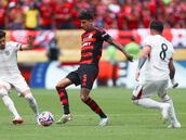 Pulgar se rodea de estrellas