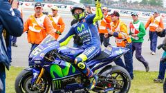 Rossi celebra su victoria en Assen 2017.