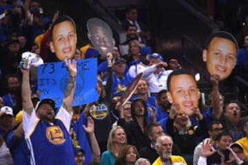 Aficionados de los Golden State Warriors celebran la victoria de su equipo contra los Memphis Grizzlies.