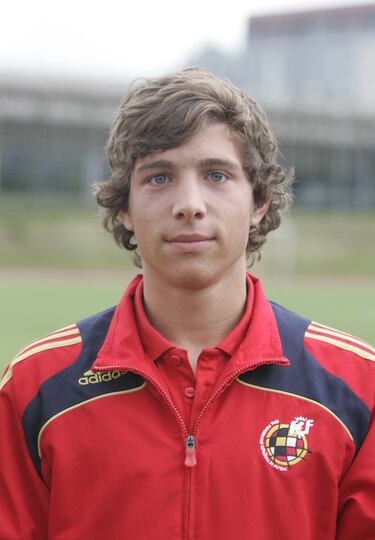 En 2010 ascendió, como juvenil, al equipo filial del Barcelona que dirigía Luis Enrique.