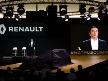 El presidente de Renault Carlos Ghosn presenta junto a los pilotos oficiales Kevin Magnussen y Jolyon Palmer el nuevo Renault RS16 para 2016.