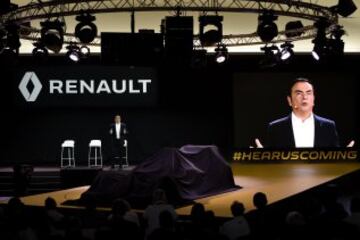 El presidente de Renault Carlos Ghosn presenta junto a los pilotos oficiales Kevin Magnussen y Jolyon Palmer el nuevo Renault RS16 para 2016.