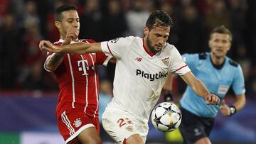 Franco V&aacute;zquez pelea el bal&oacute;n con Thiago Alc&aacute;ntara. 