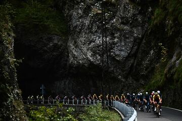 El pelotón durante el Giro de Lombardia.