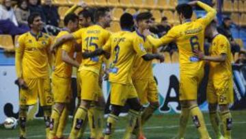 Los jugadores del Alcorcón celebran uno de los goles.