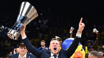 Sarunas Jasikevicius, con la Euroliga conquistada en Abu Dabi como técnico del Fenerbahçe.