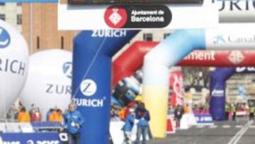 GRA060 BARCELONA, 13/03/2016.- La keniana Valary Jemelei Aiyabei, de 25 años, tras cruzar la meta del maratón de Barcelona que ha ganado con un crono de 2.25.26. con el que ha conseguido la mejor marca de la prueba en sus 38 ediciones. EFE/Marta Pérez