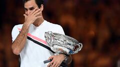 Roger Federer, con su trofeo de campeón del Open de Australia.