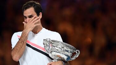 Roger Federer, con su trofeo de campeón del Open de Australia.