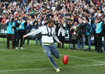 Bale chuta el balón de fútbol australiano.