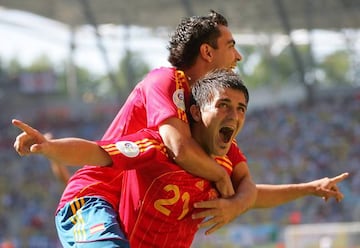 Spanish forward David Villa (down) celebrates after scoring a goal during the World Cup 2006 group H football match Spain vs Ukraine, 14 June 2006 at Leipzig stadium.