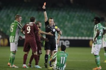 Betis-Rubin Kazan. El arbitro Gumienny expulsa a Prudnikov.