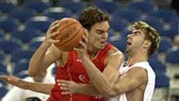 <b>REBELDE.</B> Pau Gasol se sacó otra revancha personal en el choque. Era de los que recordaban lo de Ankara.