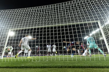 4-0. Córner que lanza Raphinha pasado, al segundo palo, Íñigo Martínez consigue rematar de cabeza para dejar el balón en el área pequeña y Robert Lewandowski remata, primero de cabeza y luego con el pie, el cuarto tanto en el minuto 50 de partido.
