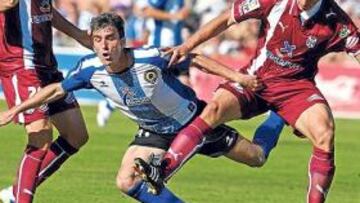<b>LUCHA. </b>Tuni cae en la pelea por un balón ante los jugadores del Tenerife Marc Bertrán y Richi.