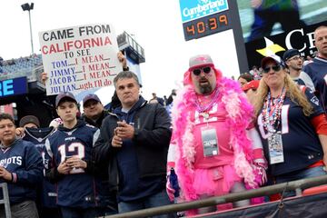 Un señor de los Patriots bromea con la extraña situación de los quarterbacks en los Patriots tras las lesiones de Garoppolo y Brisset, que al final jugó pese a tener una lesión en el dedo. Lo que no sabe es que casi a su lado, de rosa, estaba el QB suplente que había seleccionado Bill Belichick por si al final Jacoby Brisset no podía vestirse de corto...