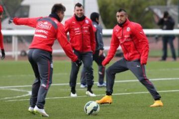 Eduardo Vargas, Gary Medel y Arturo Vidal en la práctica del sábado de la selección.