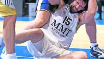 <b>PELEA NO FALTÓ. </b>Garbajosa, desde el suelo, se resiste a perder la posesión del balón.