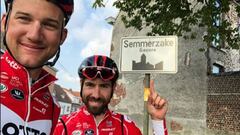 Tim Wellens y Thomas de Gendt posan a su llegada a Semmerzake tras concluir la &uacute;ltima jornada de #TheFinalBreakaway en la que han recorrido 1.000 kil&oacute;metros desde Lombard&iacute;a hasta B&eacute;lgica.