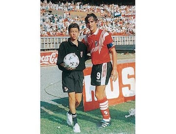 The River Plate ballboy went on to play for the team. In the picture he is posing alongside 90s River legend Enzo Francescoli.