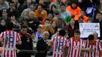 <b>CAMBIOS. </b>Reyes y Assunçao dejaron su sitio en el campo a Raúl García y Salvio. El equipo terminó acusando el encuentro del jueves ante el Valencia.