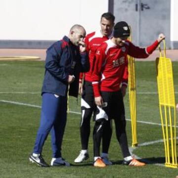 TRABAJO. Paco Jémez da instrucciones a Zé Castro y Amaya durante la sesión de ayer.