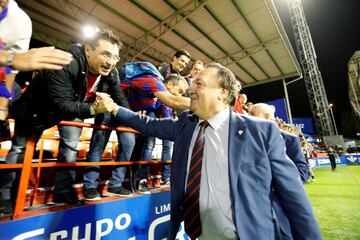 El presidente del Huesca Agustín Lasaosa celebró con la afición el ascenso a Primera División tras ganar al Lugo por 0-2.