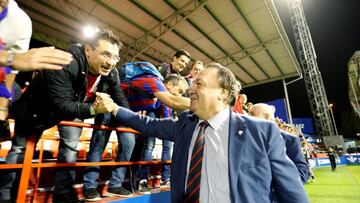 El ex presidente Agustín Lasaosa celebrando con los aficonados el priemr ascensod el Huesca.