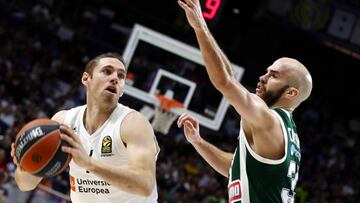 Nick Calathes tata de frenar a Fabien Causeur durante el Real Madrid-Panathinaikos.