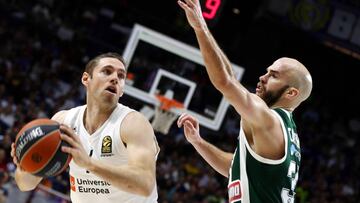 Nick Calathes tata de frenar a Fabien Causeur  durante el Real Madrid-Panathinaikos.