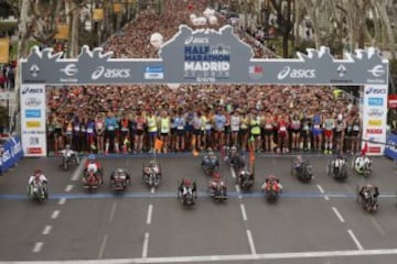 Salida de handbikes en la XVI edición del Medio Maratón Villa de Madrid, en la que participan unos 22.000 corredores entre el paseo del Prado y el parque del Retiro.