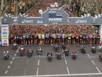 Salida de handbikes en la XVI edición del Medio Maratón Villa de Madrid, en la que participan unos 22.000 corredores entre el paseo del Prado y el parque del Retiro.