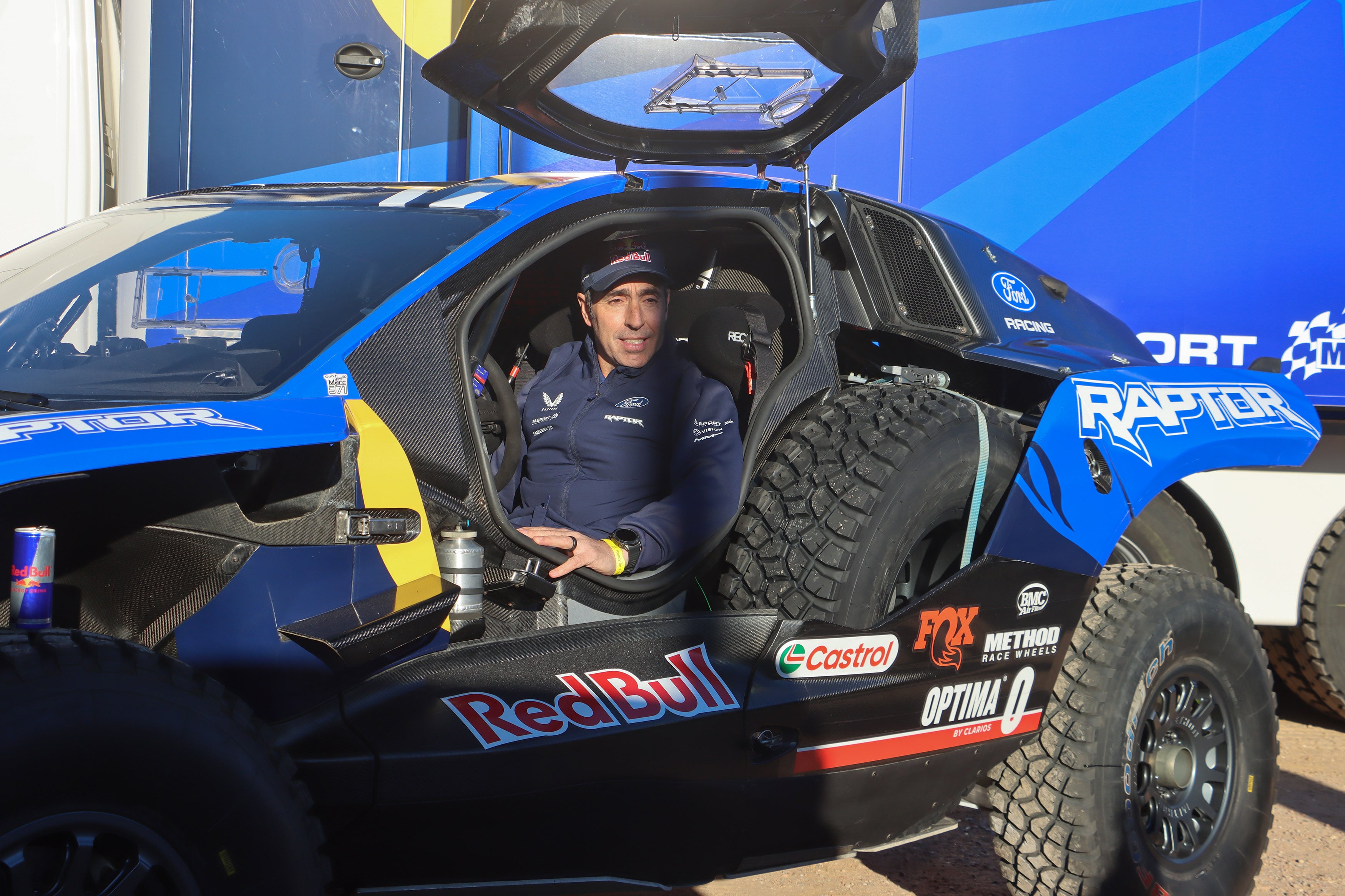 Nani Roma junto al Ford con el que participará en el Dakar.