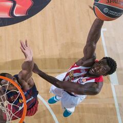 Hunter, futuro pívot del Madrid, dona agua a los refugiados