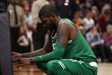 Su compañero Kyrie Irving, el otro gran fichaje de Boston Celtics en verano, se lamenta por el infortinuo de Hayward.