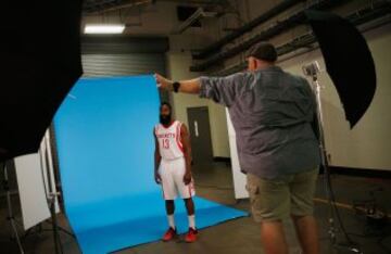 Así se preparan las fotos de James Harden en el media day de los Rockets.