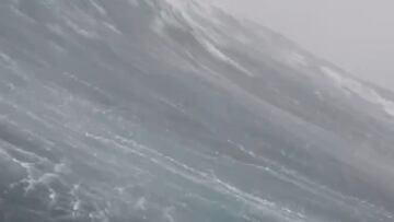 Atención a impresionante ola de 8 metros dentro del huracán Milton