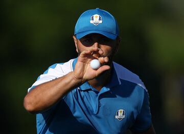 Fotografía de Jon Rahm cogiendo la bola de golf durante el primer día del torneo.