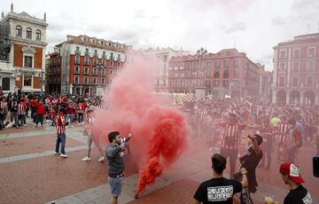 Los jugadores del Atleti celebran LaLiga con la afici車n en Valladolid