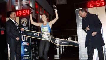 Suzy Walsham cruza la meta en 1er lugar en la divisi&oacute;n femenina del 41&ordm; evento anual Empire State Building Run-Up en Nueva York (EE.UU).