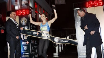 Suzy Walsham cruza la meta en 1er lugar en la división femenina del 41º evento anual Empire State Building Run-Up en Nueva York (EE.UU).