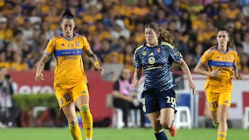 AME2037. SAN NICOLAS DE LOS GARZA (MÉXICO), 23/11/2025.- Jeniffer Hermoso (i) de Tigres disputa el balón con Andrea Hernández (d) de América este domingo, durante la final del Torneo Apertura 2025 de la Liga Femenil MX entre Tigres y América, en el estadio Universitario en San Nicolás de Los Garza (México). EFE/ Miguel Sierra.