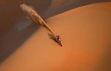 El motociclista chileno de Honda, José Ignacio Cornejo, compite durante la etapa de hoy. El piloto chileno fue el ganador de la etapa de hoy.